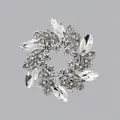 Elegante spilla ghirlanda argento con scintillanti cristalli chiari e motivi a foglia. - Ghirlanda Argento Pavé di Diamanti