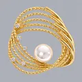 Elegante spilla a spirale dorata con una grande perla e cristalli luccicanti per abiti - Perla Spirale Dorata