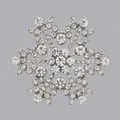 Elegante spilla a fiocco di neve color argento con molti cristalli chiari brillanti - Fiocco di Neve Argento Strass