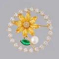 Lussuosa spilla a fiore dorata con cristalli gialli, foglia verde e perla bianca - Girasole in Rame Zircone
