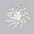 Spilla a fiore con perle bianche e filo dorato per accessori da abito da sera - Fiore di Perla di Lusso Dorata