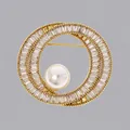 Lussuosa spilla circolare dorata con strass e perla bianca per abiti da sera eleganti - Perla Radiante Rame Zircone