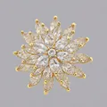 Elegante spilla a fiore di lusso dorata con scintillanti cristalli di zirconia cubica - Petalo Dorato Pavé di Diamanti