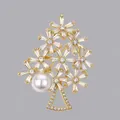 Elegante spilla a fiore dorata con cristalli quadrati scintillanti e una grande perla bianca - Floreale in Rame Zircone Dorato