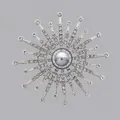Elegante spilla a raggiera con perla grigia centrale e raggi di strass brillanti - Perla Grigia Radiante Argento