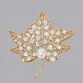 Elegante spilla a foglia d'acero dorata con cristalli e dettaglio di perla - Foglia d'Acero Dorata Pavé di Diamanti