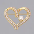 Elegante spilla a forma di cuore dorata con cristalli baguette e perla bianca - Cuore Perla Oro