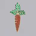 Elegante spilla a forma di carota con cristalli verdi e arancioni su base dorata - Stile Carota Dorata