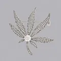 Elegante spilla a foglia di cannabis argento con strass e intarsio di perle vere - Stile Foglia di Cannabis Argento