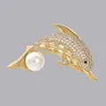 Elegante spilla a delfino in finitura dorata con cristalli e perla bianca naturale - Delfino Dorato Pavé di Diamanti