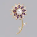Lussuosa spilla floreale con perla centrale e cristalli viola in finitura oro - Perla Floreale in Zircone Viola