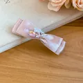 Detailansicht der Strasssteine und Perlen auf einer rosa Satin-Schleifen-Haarspange - Entenschnabel-Clip - Strass-Stil / 1 Stück / Rosa