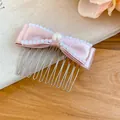 Detailansicht eines rosa Satin-Schleifen-Haarkamms mit eleganten Perlenverzierungen aus Holz - Haarnadel - Perlenstil / Rosa