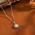 Close-up van een elegante parelbloem hanger ketting met roestvrijstalen ketting op fluweel - Parel Strass Bloem Stijl(T069) / Ketting / Zilver