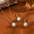 Primer plano de collar de perlas barrocas y pendientes a juego en estilo vintage - Estilo Perla Línea Negra(T069) / Juego de collar y pendientes / Dorado