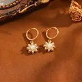 Elegantes pendientes de aro dorados estilo vintage con perla central y pétalos de cristal - Pendientes (T069 Oro Perla Strass Flor)