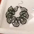 Vue détaillée du collier en dentelle perlée avec perles argentées et perles noires. - Bracelet / Grand / Noir