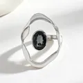 Dettaglio di un anello d'argento irregolare con una pietra ovale nera sfaccettata. - Anello (1491) / 1 Pezzo / Argento