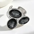 Vista dettagliata di un anello argentato con tre pietre nere ovali sfaccettate. - Anello (0350) / 1 Pezzo / Argento