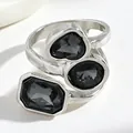 Primo piano dettagliato di pietre acriliche nere irregolari incastonate in un anello argento - Anello (0316) / 1 Pezzo / Argento