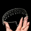 Detailweergave van een zilveren kristallen franje choker ketting met elegante bungelende kralen. - Wit Kristal / Zilver