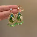 Détail rapproché de boucles d'oreilles style forêt avec zircon vert et motifs floraux - Style 21# / Tige d'oreille en argent - Or - Vert
