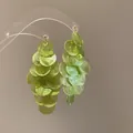 Détail rapproché de boucles d'oreilles pendantes en perles vertes translucides style Monet - Modèle 5 / Grand / Tige d'oreille en argent-Vert