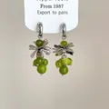 Détail rapproché de boucles d'oreilles perles vertes style Jardin de Monet avec pétales - Modèle 7 / Tige d'oreille en argent - Argent - Vert