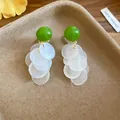 Détail des boucles d'oreilles Monet Garden avec perles vertes et disques de nacre blancs - Style 18# / Tige en Argent-Vert-Blanc