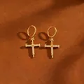 Detailaufnahme eleganter goldfarbener Kreuznagel-Creolen mit funkelndem Zirkonia-Besatz - Nagel-Kreuz-Ohrringe / Gold