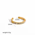 Dettaglio del polsino dell'orecchio in acciaio inossidabile dorato con strass e misure - Stile Semplice con Fila di Strass (TE60801-G) / Pezzo Singolo / Oro