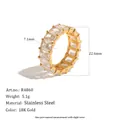 Vista detallada de un anillo de acero chapado en oro de 18K con circonitas blancas - Talla 6 / Estilo de Corte Esmeralda (R4860)
