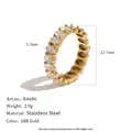 Primer plano detallado de anillo de acero inoxidable chapado en oro 18K con circonitas - Talla 6 / Estilo de Corte Ovalado (R4686)
