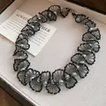 Gros plan d'un collier de perles en dentelle vintage française avec perles grises - Collier / Grand / Noir