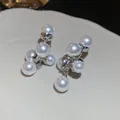 Detailopname van de elegante witte parelcluster en zilveren druppeloorbellen details - Cluster Waterdruppel Parel (23#)