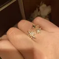 Primo piano di un anello aperto placcato oro 18k con stelle di zircone scintillanti - Anello Aperto Stella (HR2214) / Oro