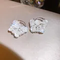 Elegante zilveren bloemen oorbellen met witte bloembladen en kunstparel details - 3D Bloemcluster Parel (51#)