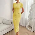 Elegantes gelbes Kurzarm-Strickkleid mit figurbetonter Passform und Knopfleiste - XS / Gelb