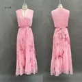 Elegante mouwloze roze geplooide maxi-jurk met bloemenprint en een mooie V-hals - S / Roze