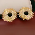 Détail de boucles d'oreilles soleil dorées extravagantes avec cristaux et abeille. - Boucles d'oreilles / Or