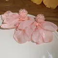 Boucles d'oreilles fleurs en tissu rose avec perles en cristal et aiguilles en argent - Style de Fleur en Organza (26#) / Rose