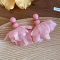 Boucles d'oreilles bohèmes en tissu rose avec détail de rose tissée élégant - Style de Pétale de Rose Tissée (30#) / Rose