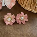 Boucles d'oreilles bohèmes en tissu rose avec perle centrale et tige en argent sterling - Style de Fleur en Satin à Perles (38#) / Rose