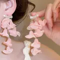 Boucles d'oreilles pendantes fleurs en tissu rose et strass au style bohème chic - Style de Fleur en Tissu à Strass Carrés (43#) / Rose