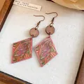 Primer plano de pendientes de madera en forma de rombo con estampado floral - Estampado de Rombo (HE33800) / Marrón y Rosa