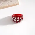 Anello massiccio in resina rossa di tendenza con borchie a cupola in metallo argentato - Anello (Stile Metallo) / Rosso