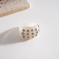 Anello elegante in resina color crema con borchie in metallo argento per stile moderno - Anello (Stile Metallo) / Beige