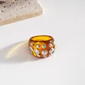Anello in resina ambrata con borchie tonde in metallo argentato dal design vintage - Anello (Stile Metallo) / Marrone
