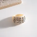 Anello chic in resina crema con borchie in metallo argentato in stile minimalista da donna - Anello (Stile Metallo) / Avorio