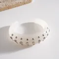 Bracciale rigido aperto in resina bianca con borchie metalliche argentate stile minimal. - Bangle / Bianco Sporco
